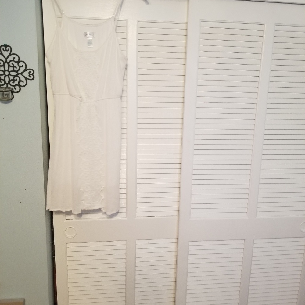 Young women's white dress